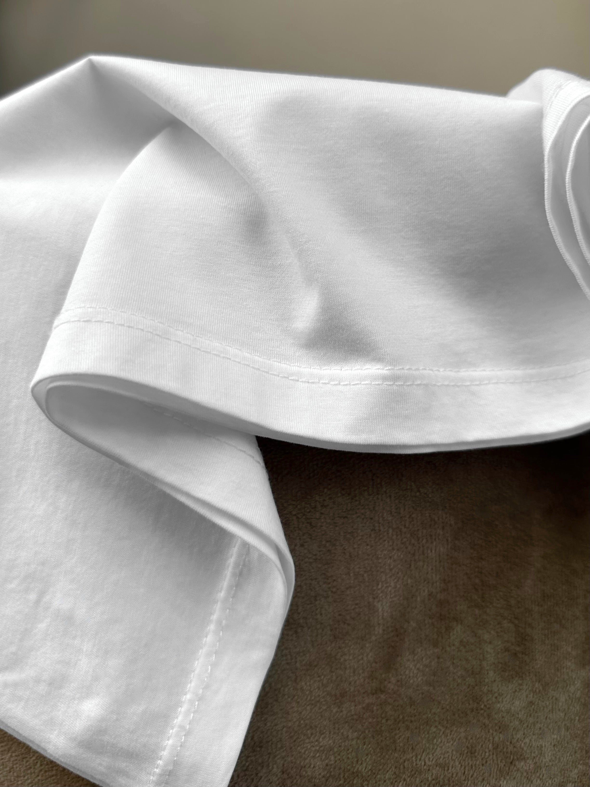 Aurum Seventy-nine: Foto vista dal vicino della T-shirt Round Neck Aurum 79 Classic White, con focus sui dettagli delle cuciture.