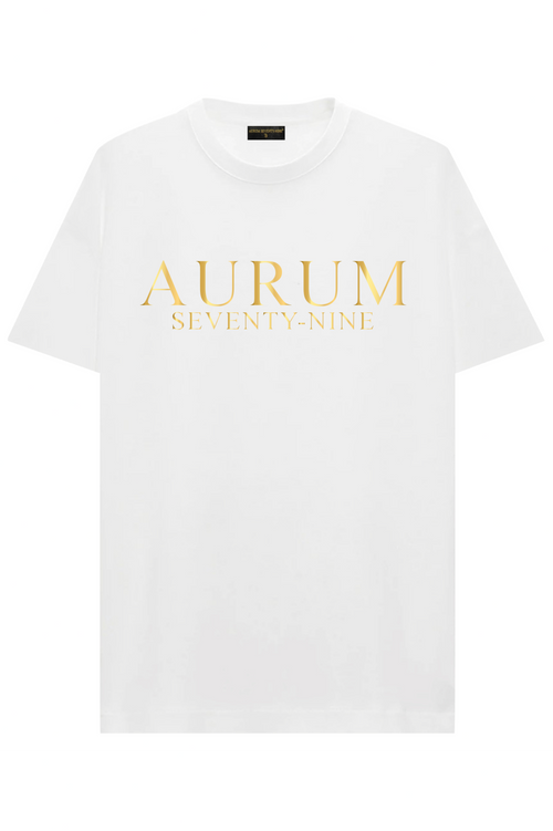 Aurum Seventy-nine: T-shirt Round Neck Aurum Classic White, vista frontalmente, con logo dorato al centro del petto e girocollo a costina, in cotone jersey mercerizzato.