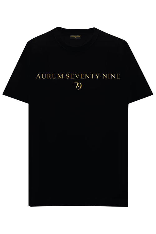 Aurum Seventy-nine: T-shirt Round Neck Aurum 79 Classic Black, vista frontalmente, con logo dorato al centro del petto e girocollo a costina, in cotone jersey mercerizzato.