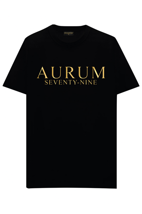Aurum Seventy-nine: T-shirt Round Neck Aurum Classic Black, vista frontalmente, con logo dorato al centro del petto e girocollo a costina, in cotone jersey mercerizzato.