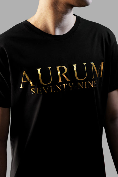 Aurum Seventy-nine: Vista laterale di un modello che indossa la T-shirt Round Neck Aurum Classic Black, con una vestibilità elegante e confortevole.