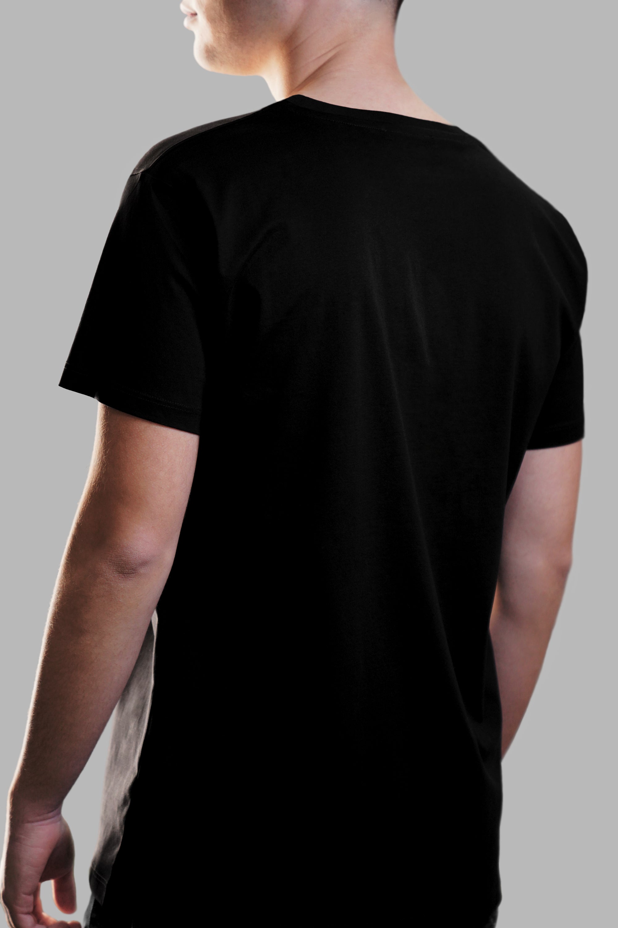 Aurum Seventy-nine: Vista posteriore del modello che indossa la T-shirt Round Neck Aurum Classic Black, con retro pulito, per un look semplice ed elegante. 