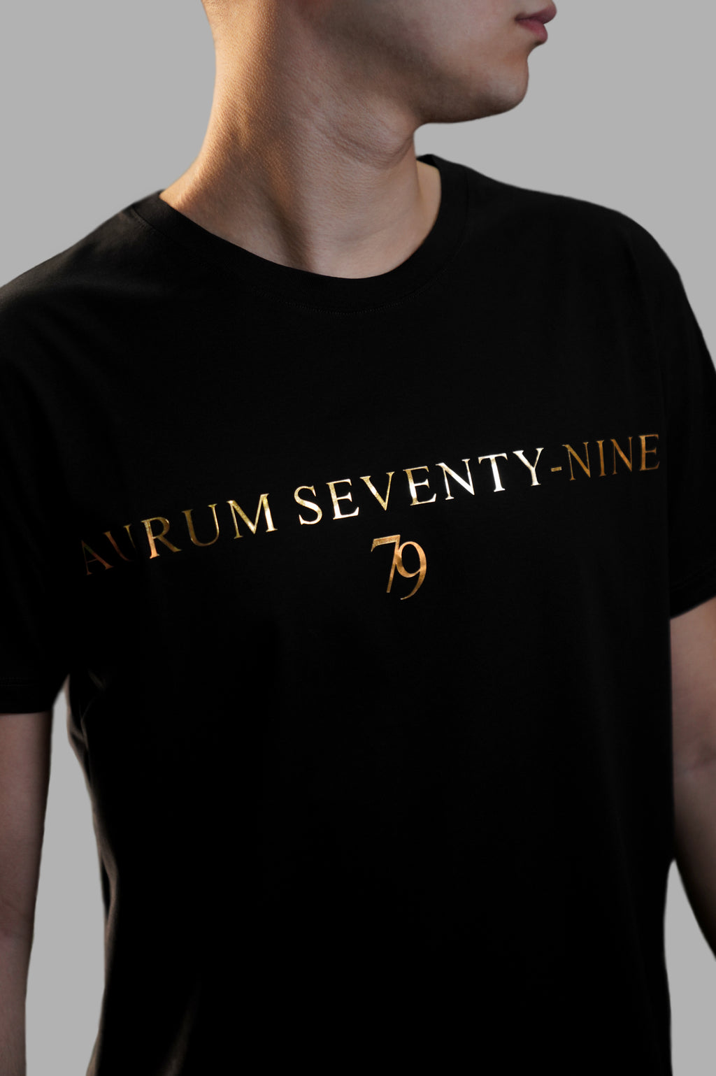 Aurum Seventy-nine: Vista laterale di un modello che indossa la T-shirt Round Neck Aurum 79 Classic Black, con una vestibilità elegante e confortevole.