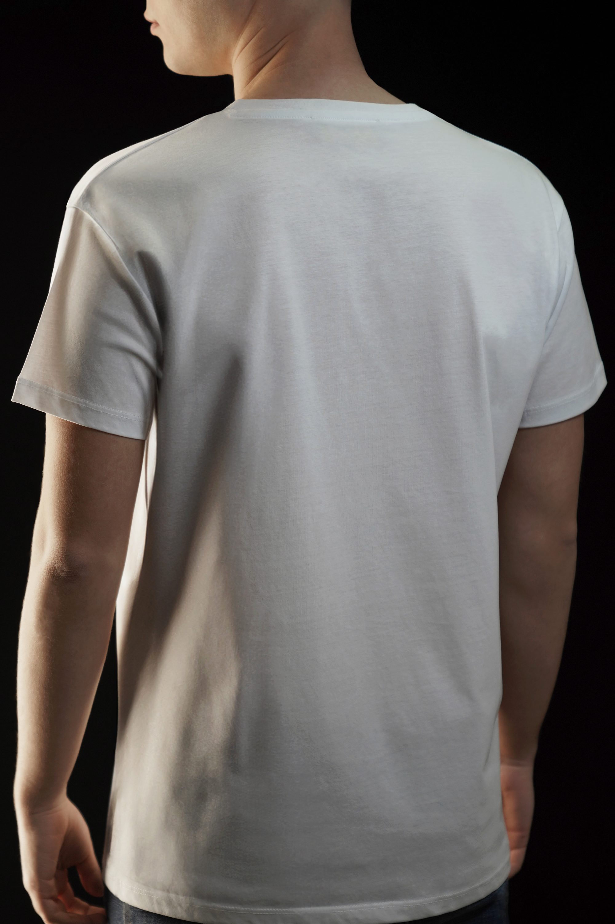 Aurum Seventy-nine: Vista posteriore del modello che indossa la T-shirt Round Neck Aurum Classic White, con retro pulito, per un look semplice ed elegante.