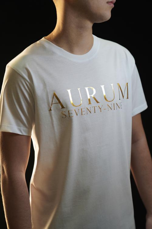 Aurum Seventy-nine: Vista laterale di un modello che indossa la T-shirt Round Neck Aurum Classic White, con una vestibilità elegante e confortevole.